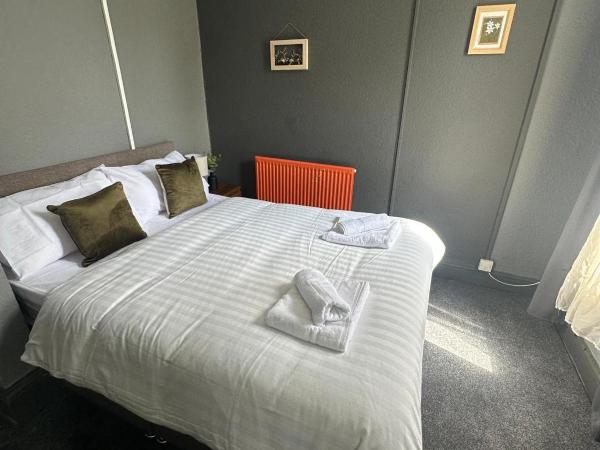 Manchester Stay Hotel - Free Parking : photo 2 de la chambre chambre double avec salle de bains séparée