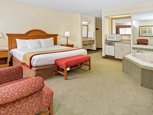 Baymont by Wyndham Indianapolis : photo 4 de la chambre suite lit king-size avec jacuzzi - non-fumeurs