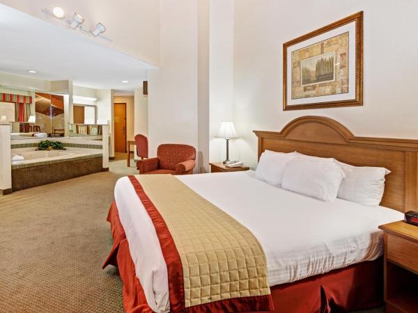 Baymont by Wyndham Indianapolis : photo 2 de la chambre deluxe king suite with hot tub and balcony - non-smoking