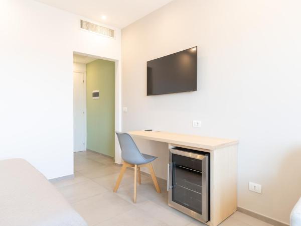 Antares Rooms and Suites : photo 3 de la chambre chambre familiale - vue latérale sur mer