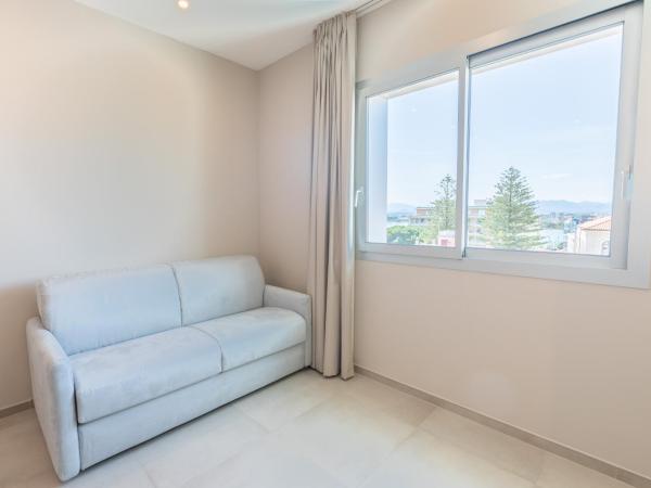 Antares Rooms and Suites : photo 4 de la chambre chambre familiale - vue latérale sur mer