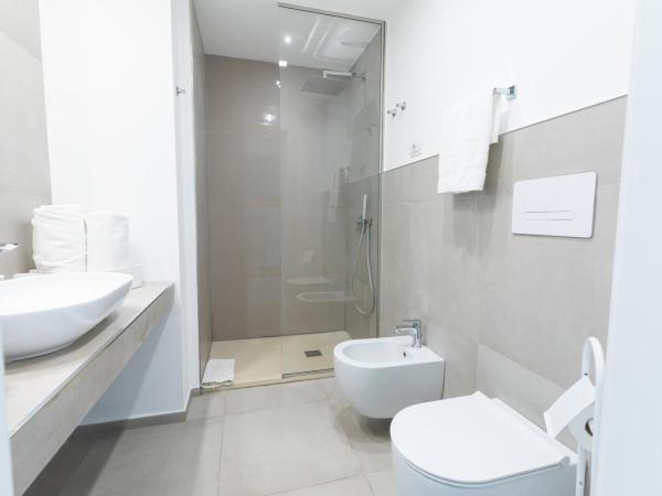 Antares Rooms and Suites : photo 10 de la chambre chambre double avec balcon - vue sur mer