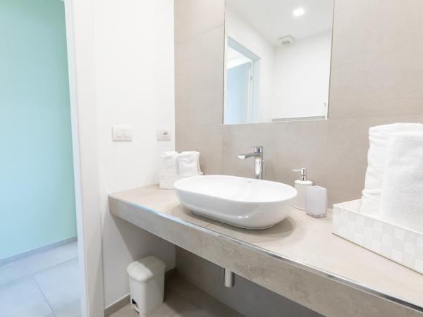 Antares Rooms and Suites : photo 5 de la chambre chambre familiale - vue latérale sur mer