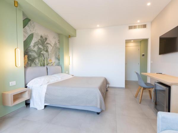 Antares Rooms and Suites : photo 7 de la chambre chambre familiale - vue latérale sur mer