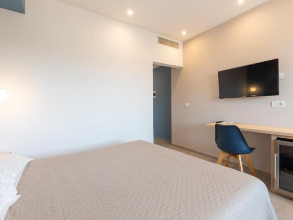 Antares Rooms and Suites : photo 9 de la chambre chambre familiale - vue latérale sur mer