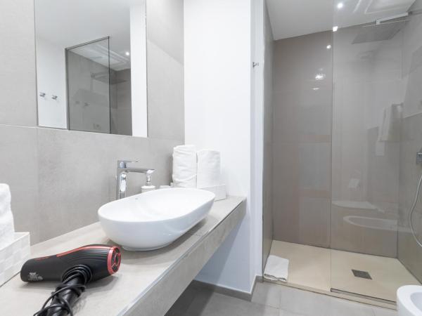 Antares Rooms and Suites : photo 10 de la chambre chambre familiale - vue latérale sur mer