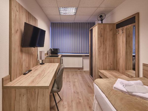 sleep1c : photo 1 de la chambre chambre simple avec toilettes et douche communes
