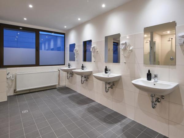 sleep1c : photo 8 de la chambre chambre simple avec toilettes et douche communes