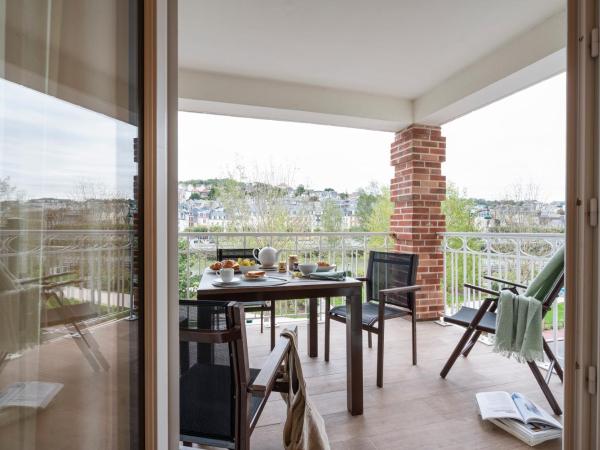 Résidence Pierre & Vacances Premium Presqu'Ile de la Touques : photo 7 de la chambre appartement 1 chambre avec terrasse ou balcon (4 personnes) - bâtiments de la capitainerie