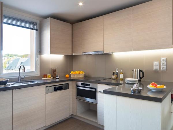 Résidence Pierre & Vacances Premium Presqu'Ile de la Touques : photo 9 de la chambre appartement 3 chambres avec terrasse ou balcon (8 personnes) - bâtiments de la capitainerie