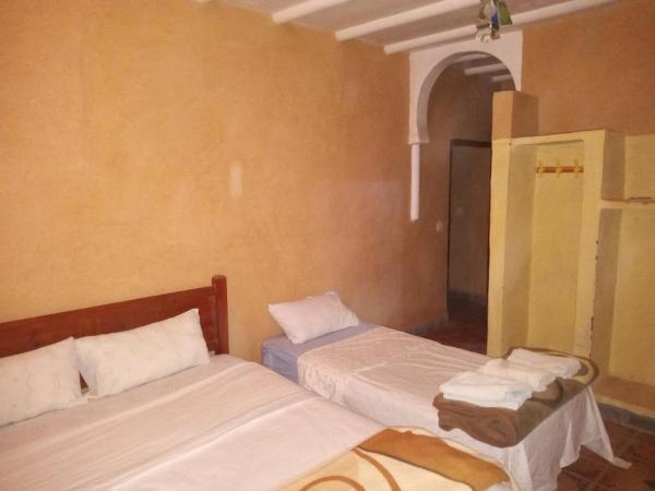 Dar Zara : photo 3 de la chambre chambre triple avec salle de bains