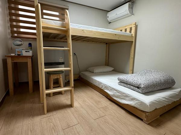 Seoul Station R Guesthouse : photo 9 de la chambre chambre double avec salle de bains privative