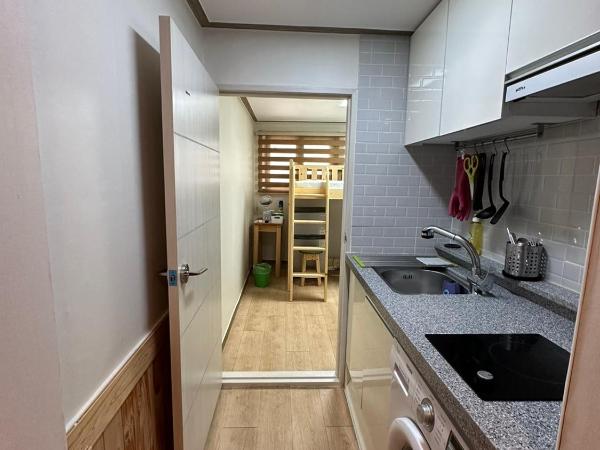 Seoul Station R Guesthouse : photo 10 de la chambre chambre double avec salle de bains privative