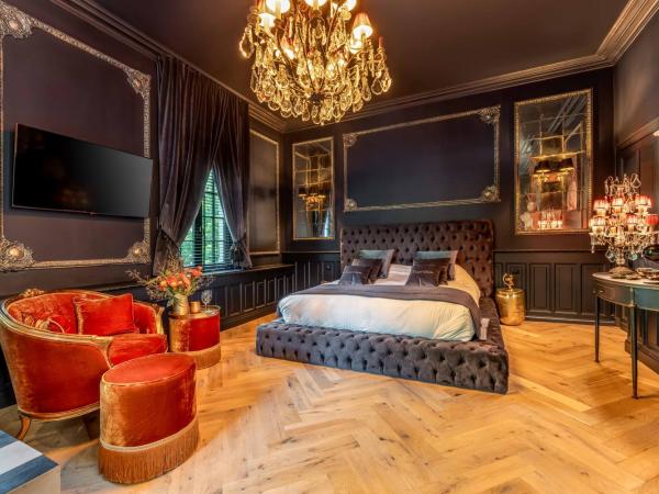 Castelsuites : photo 1 de la chambre chambre lit king-size - vue sur jardin