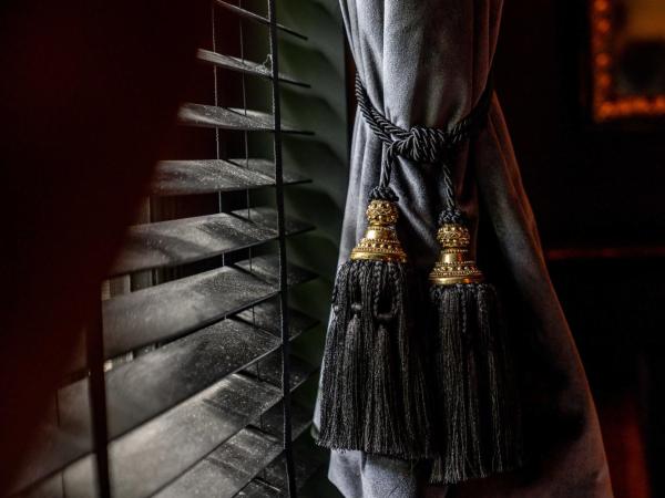 Castelsuites : photo 10 de la chambre chambre lit king-size - vue sur jardin