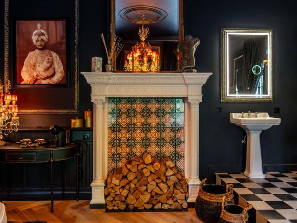 Castelsuites : photo 6 de la chambre chambre lit king-size - vue sur jardin