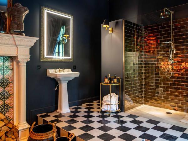 Castelsuites : photo 7 de la chambre chambre lit king-size - vue sur jardin