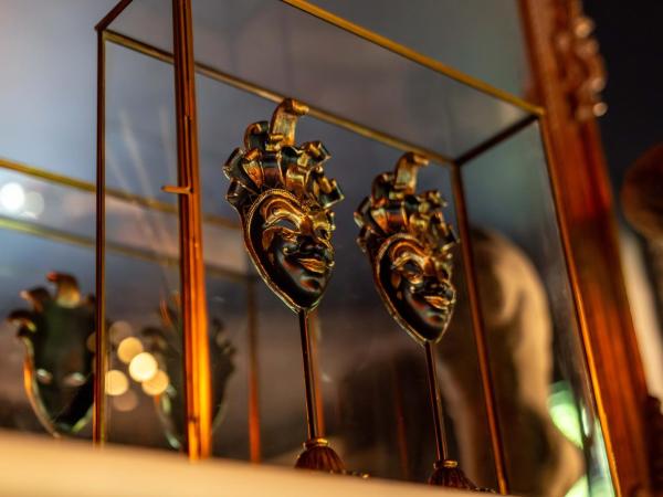 Castelsuites : photo 4 de la chambre chambre lit king-size - vue sur jardin