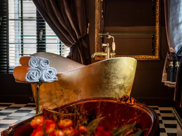 Castelsuites : photo 3 de la chambre chambre lit king-size - vue sur jardin