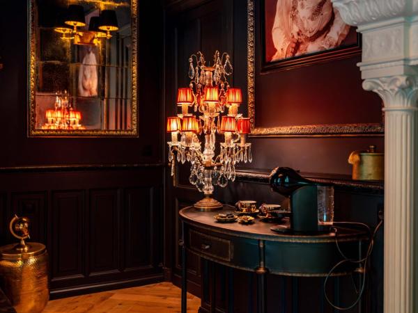 Castelsuites : photo 5 de la chambre chambre lit king-size - vue sur jardin