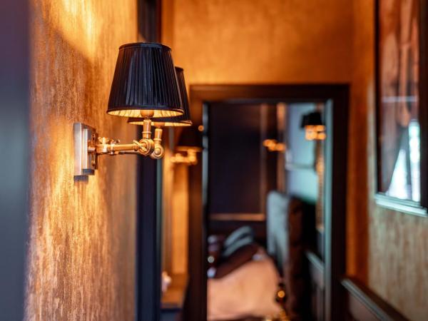 Castelsuites : photo 8 de la chambre chambre lit king-size - vue sur jardin