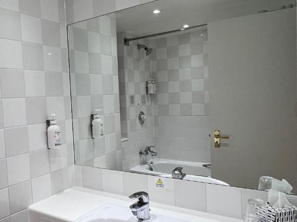 Holiday Inn Edinburgh Zoo, an IHG Hotel : photo 5 de la chambre standard double room with double bed and two single sofa beds