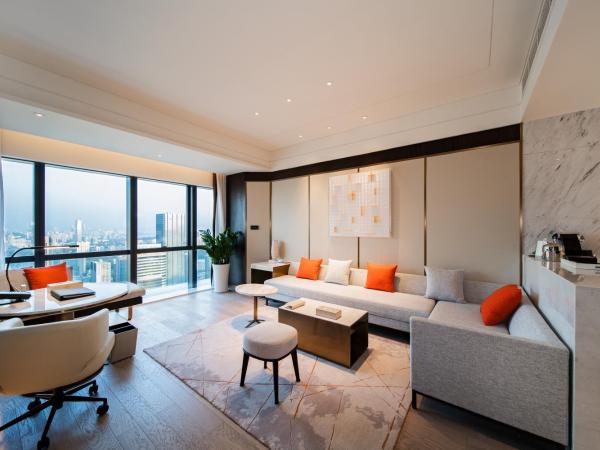 Crowne Plaza Shenzhen Nanshan, an IHG Hotel : photo 1 de la chambre suite lit king-size junior avec accès au salon