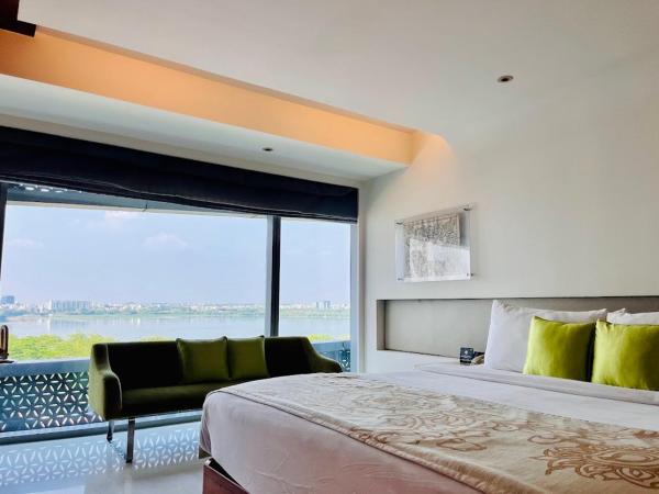 The Park Hyderabad, Banjara Hills near Hussain Sagar Lake : photo 3 de la chambre double room with lake view with 20% discount on food and soft beverages & 10% discount on spa& laundry and lake checkout till 2pm