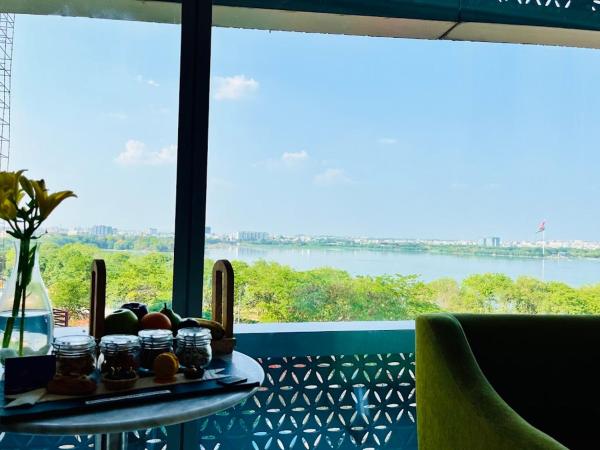 The Park Hyderabad, Banjara Hills near Hussain Sagar Lake : photo 2 de la chambre double room with lake view with 20% discount on food and soft beverages & 10% discount on spa& laundry and lake checkout till 2pm