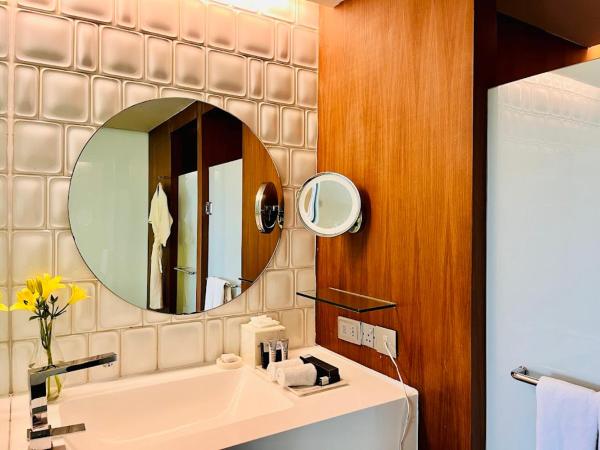 The Park Hyderabad, Banjara Hills near Hussain Sagar Lake : photo 4 de la chambre double room with lake view with 20% discount on food and soft beverages & 10% discount on spa& laundry and lake checkout till 2pm