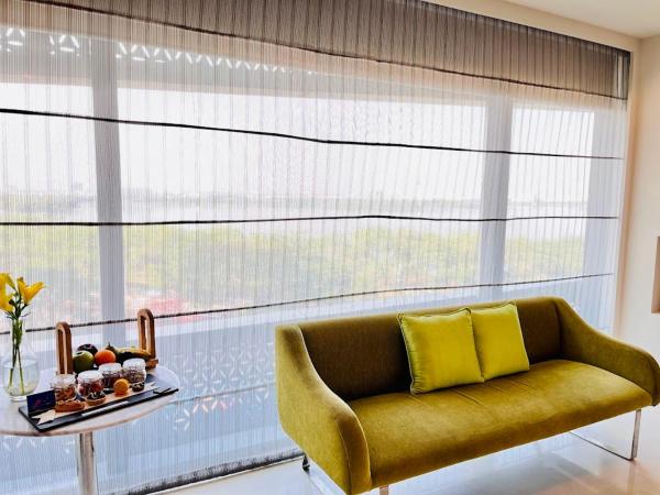 The Park Hyderabad, Banjara Hills near Hussain Sagar Lake : photo 6 de la chambre double room with lake view with 20% discount on food and soft beverages & 10% discount on spa& laundry and lake checkout till 2pm