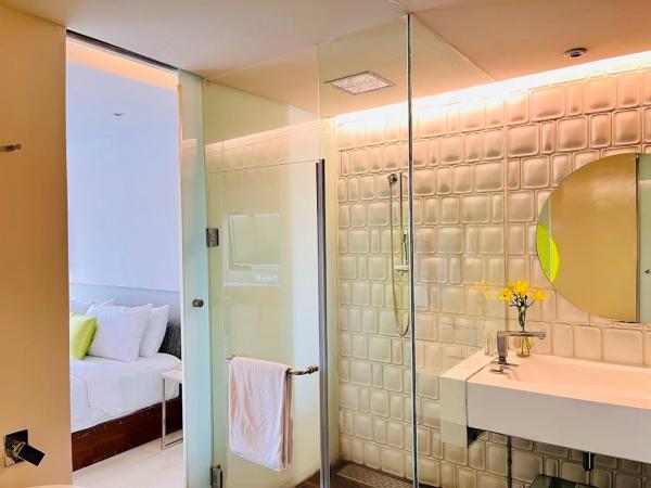 The Park Hyderabad, Banjara Hills near Hussain Sagar Lake : photo 5 de la chambre double room with lake view with 20% discount on food and soft beverages & 10% discount on spa& laundry and lake checkout till 2pm