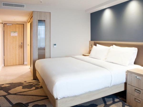 Hampton By Hilton Munich City Center East : photo 4 de la chambre chambre lit queen-size avec canapé-lit