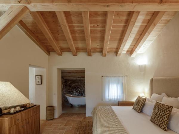 Castell de Vallgornera : photo 3 de la chambre chambre double deluxe avec baignoire