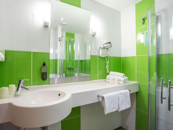 ibis Styles Bourges : photo 7 de la chambre suite familiale standard avec 1 lit double et lits jumeaux