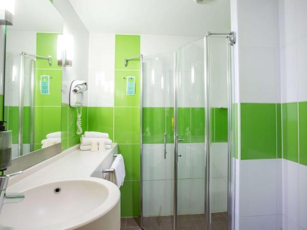ibis Styles Bourges : photo 2 de la chambre suite familiale standard avec 1 lit double et lits jumeaux