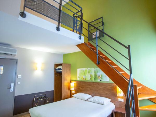 ibis Styles Bourges : photo 5 de la chambre suite familiale standard avec 1 lit double et lits jumeaux