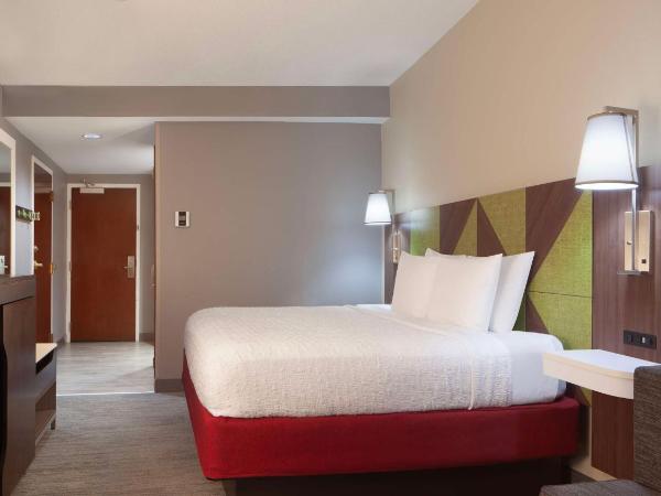 Hampton Inn & Suites-Atlanta Airport North-I-85 : photo 1 de la chambre chambre lit king-size exécutive avec canapé-lit - non-fumeurs