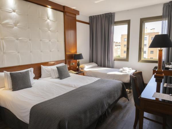 Best Western Premier CMC Girona : photo 3 de la chambre chambre triple standard