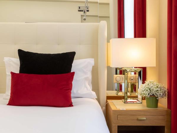 Hotel Camille Paris Tapestry Collection by Hilton : photo 5 de la chambre chambre lit king-size avec balcon