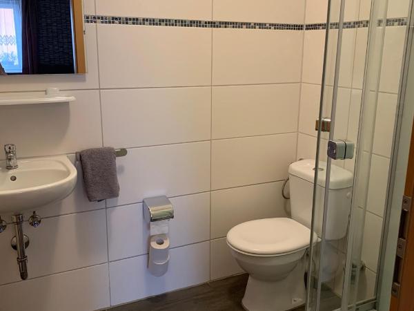 Pension Kellei 71 : photo 10 de la chambre chambre double avec salle de bains privative