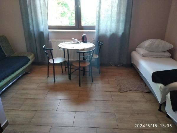 Hotelik rodzinny 365 pokoje z łazienkami : photo 3 de la chambre chambre lits jumeaux avec salle de bains
