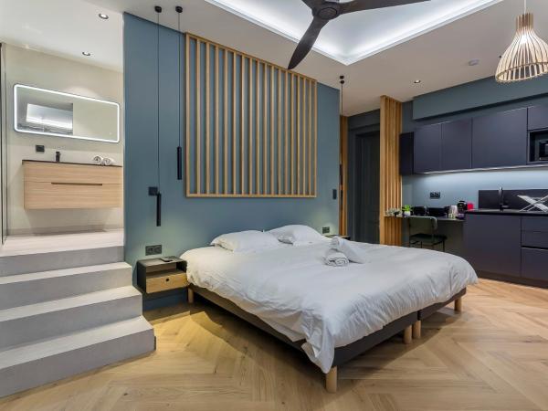 Love Room Balneo Sauna Pierre Corneille ! : photo 2 de la chambre suite lit king-size avec baignoire spa