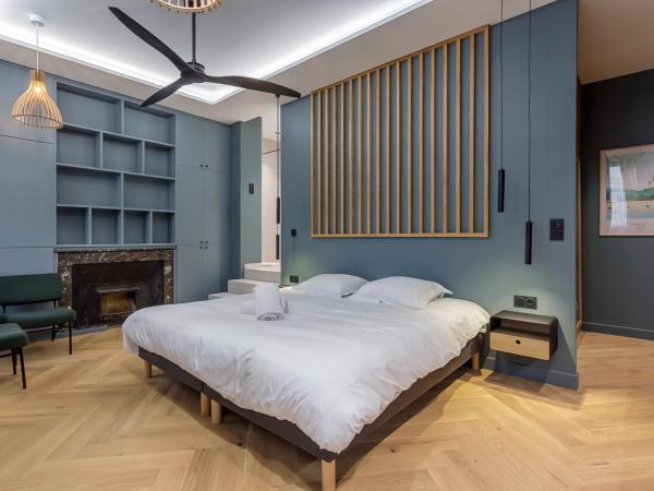 Love Room Balneo Sauna Pierre Corneille ! : photo 1 de la chambre suite lit king-size avec baignoire spa