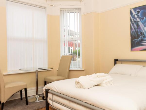 Lovely Suite 1 - Private Room in Eccles : photo 6 de la chambre chambre double avec salle de bains commune