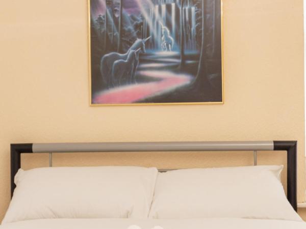 Lovely Suite 1 - Private Room in Eccles : photo 2 de la chambre chambre double avec salle de bains commune