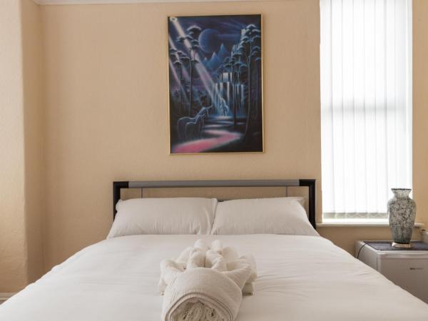 Lovely Suite 1 - Private Room in Eccles : photo 4 de la chambre chambre double avec salle de bains commune