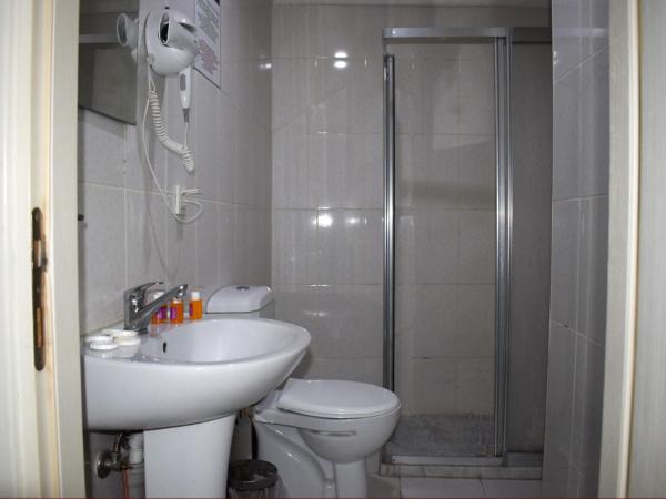 Kümbet Hotel : photo 1 de la chambre chambre familiale avec salle de bains privative