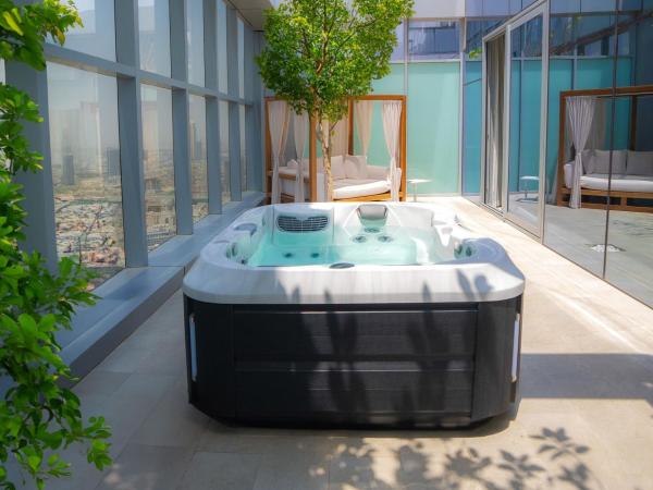 The First Collection at Jumeirah Village Circle, a Tribute Portfolio Hotel : photo 3 de la chambre skyline terrace room with nest club lounge and soluna beach club access