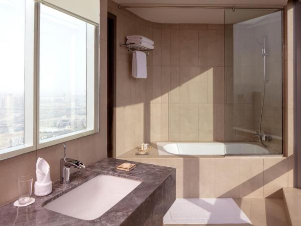 The First Collection at Jumeirah Village Circle, a Tribute Portfolio Hotel : photo 4 de la chambre chambre lit king-size supérieure avec accès au club de plage soluna - vue sur ville